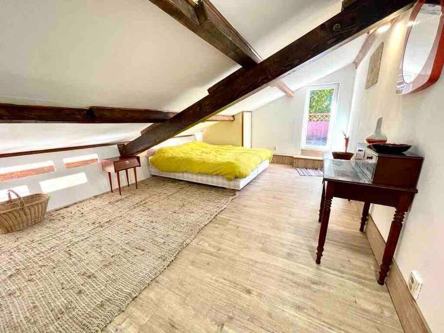 Charmante Maison Dans Jardin, Calme, 55m2- 2ch, Metro, Tres Proche Paris Apartment