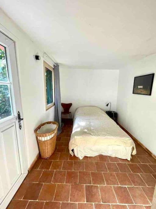 Charmante Maison Dans Jardin, Calme, 55m2- 2ch, Metro, Tres Proche Paris Apartment *